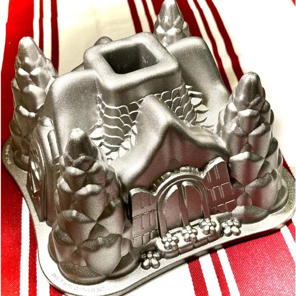 NORDIC WARE FAIRYTALE COTTAGE 10-CUP BUNDT PAN—HEAVY CAST ALUMINUM Made in USA - Picture 6 of 10